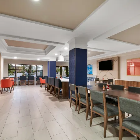 Holiday Inn Express & Suites BUFFALO-AIRPORT by IHG