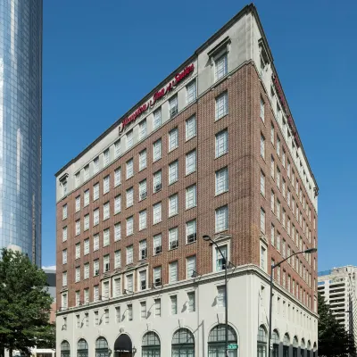 Hampton Inn & Suites Atlanta-Downtown Các khách sạn gần Công viên Centennial Olympic