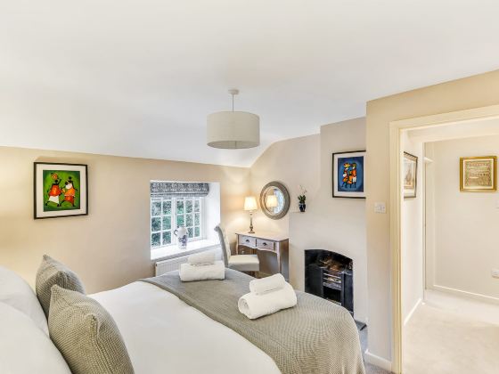 Brand Hill Cottage with Woodfired Hot Tub