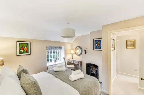 Brand Hill Cottage with Woodfired Hot Tub - 2-Star