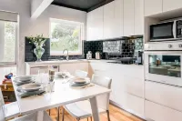 Renovated Retro Apartment Near Harbour Front Walks - Condos