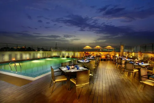 Mahagun Sarovar Portico Suites - breakfast