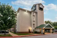 HomeTowne Studios & Suites Bentonville - parking