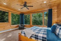 Northern Comfort Overlooking Caribou Lake- Spacious and Secluded - de charme
