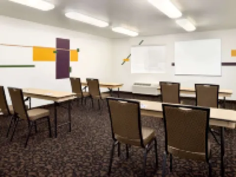 Travelodge by Wyndham Clinton Valley West Court Hotels in Clinton