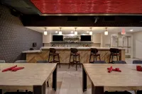 DoubleTree by Hilton St. Louis Airport - bar