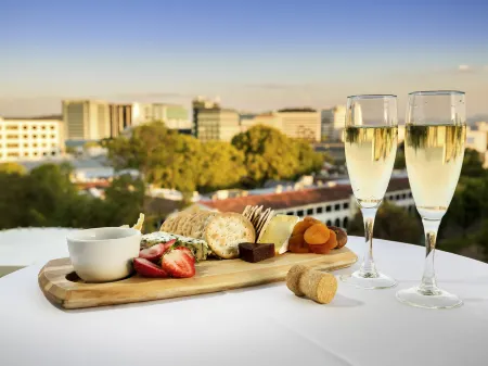 Novotel Canberra Отели рядом с достопримечательностью «Australian Academy of Science»