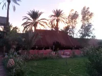 Auberge Jnane Dar Diafa se Trouve au Centre de Tamegrouteface de la Bibiotheque