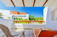 Deluxe Jacuzzi Balcony Room with Swimming Pool Air Conditioning and Parking