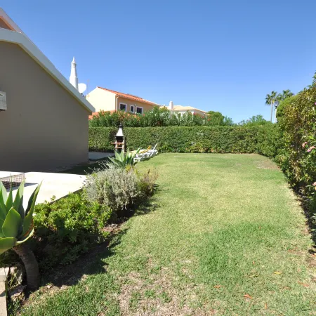 Stylish and Well-Equipped, Private Pool, Close to Amenities, Free AC & Wifi