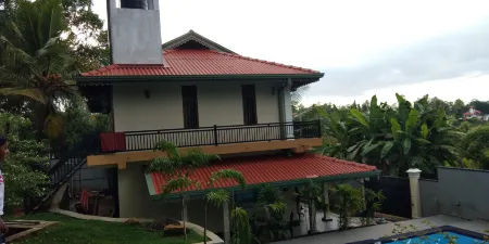 Stunning Villa Ruhunu, Hikkaduwa, Close to Captivating Beach Отели рядом с достопримечательностью «Saffron Robes Gallery & Living»