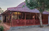 Limasan Mbah Darmo Hotel a Tepus