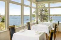 Spruce Point Inn Resort and Spa - 朝食