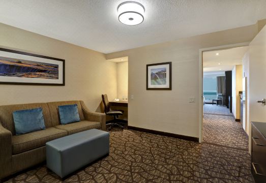 엠버시 스위트 바이 힐튼의 넓은 스위트 룸 인테리어