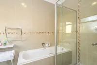 Ezulwini Guest House - Relaxing Queen Room with Balcony in Balito, South Afirca