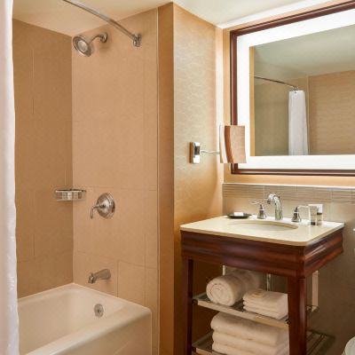 Premium Guest Room, 2 Queens, Nathan Philips Square View Sheraton Centre Toronto Hotel Promo Code