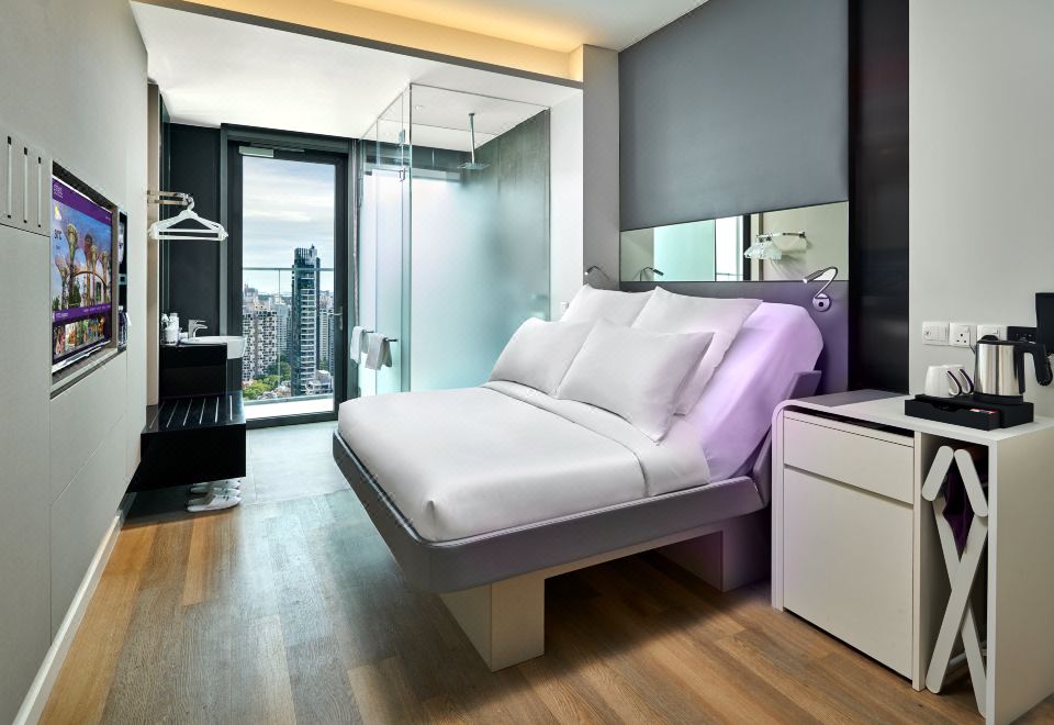 요텔 싱가포르의 모던한 객실 내부