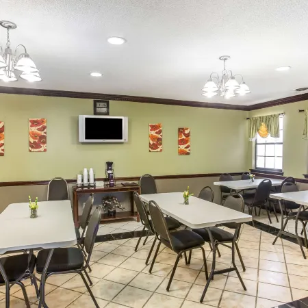 Rodeway Inn & Suites