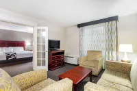 La Quinta Inn & Suites by Wyndham Indianapolis South Hotels in Beech Grove