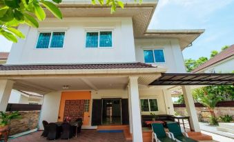 Captivating 3-Bed Villa in Muang Pattaya