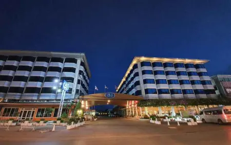 The Majestic Sakon Nakhon Hotel Отели рядом с достопримечательностью «Wat Phra That Choeng Chum Worawihan»