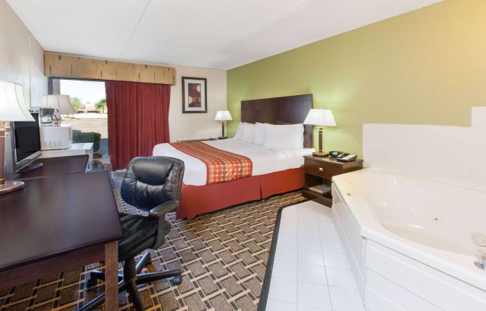 Days Inn & Suites by Wyndham Madison Heights MI