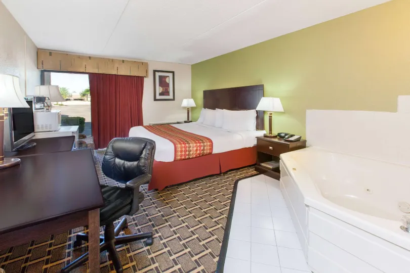 Days Inn & Suites by Wyndham Madison Heights MI