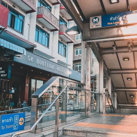 SK Boutique Mahanakhon Отели рядом с достопримечательностью «Школа Дебсирин»