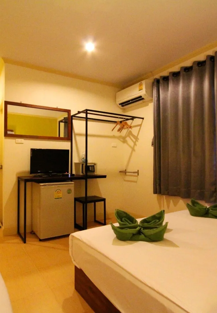 ห้องพักสำหรับสามท่านพร้อมหน้าต่าง