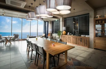 Seogwipo Geujikoji Pension Отели рядом с достопримечательностью «Soesokkak Estuary»