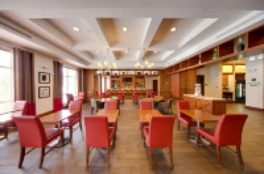 ダブルツリー バイ ヒルトン ローリー - ケーリー