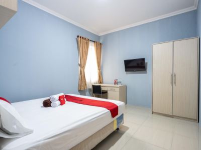 RedDoorz Plus near Siloam Karawaci