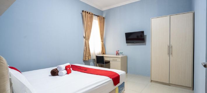 RedDoorz Plus near Siloam Karawaci Hotels in Curug