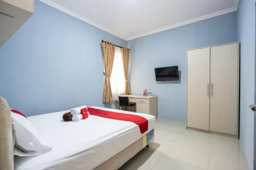 RedDoorz Plus near Siloam Karawaci - Pensions