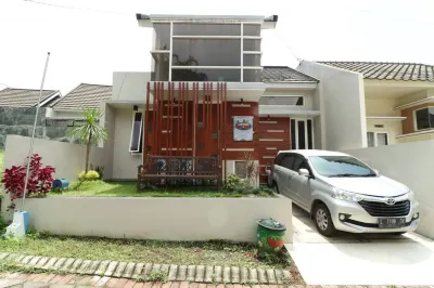 Villa Private Pool Syariah Musim Liburan Hotels in Junrejo