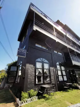 Bed and Butler Hostel Отели в г. Mae Tha