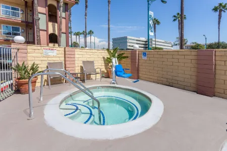 Super 8 by Wyndham Anaheim/Disneyland Drive Отели рядом с достопримечательностью «Луигис Ролликин Роудстерс»