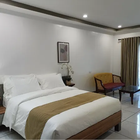 Rosh Hotel