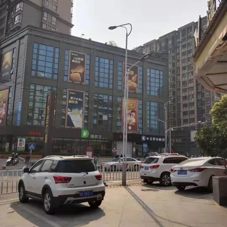 Elong ME Hotel (Ganzhou Ruijin Wanhe Plaza Municipal Government)