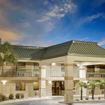 Super 8 by Wyndham Byron/South Macon