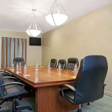 Days Inn by Wyndham Downtown St. Louis Отели рядом с достопримечательностью «Центральная публичная библиотека»