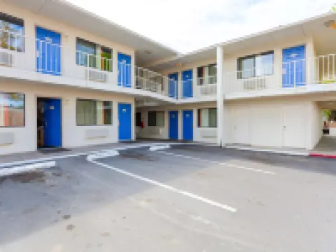 Motel 6 Klamath Falls, or Hotels in Altamont