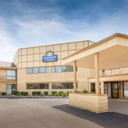 Days Inn & Suites by Wyndham Madison Heights MI