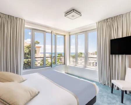 ベストウェスタン ホテル ジャーナル アンティーブ ジュアン レ パン アンティーブのホテル