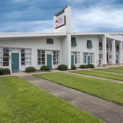 Days Inn by Wyndham Kill Devil Hills Oceanfront - Wilbur Hotel dekat Bandara First Flight - FFA