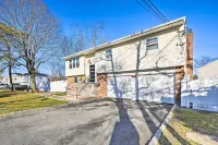 Bay Shore Vacation Rental ~ 7 Mi to the Beach