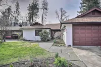 평온한 강가의 피난처 w/ 온수 욕조 & 전망!