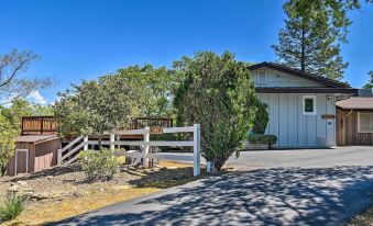 Stunning Treetop Villa - 1 Mi to Dtwn Mariposa!