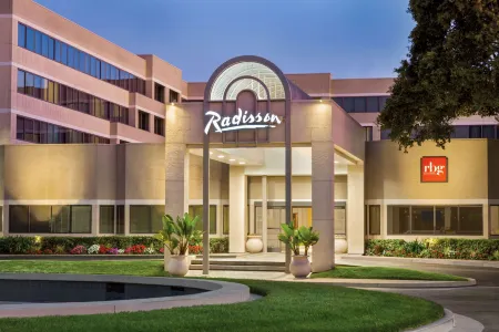 Radisson Hotel Sunnyvale - Silicon Valley Отели рядом с достопримечательностью «Amazon Lab126»