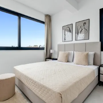 Sanders Elgio - Neat 3-Bdr Apt with Rooftop